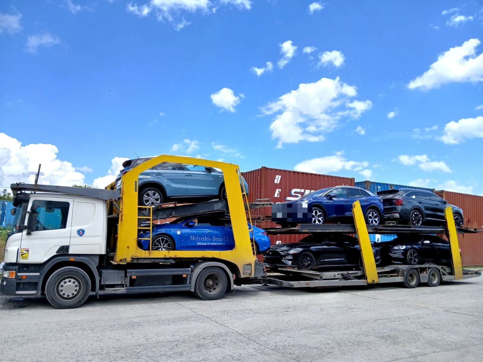 Автовоз, натоварен с автомобили, готов за курс