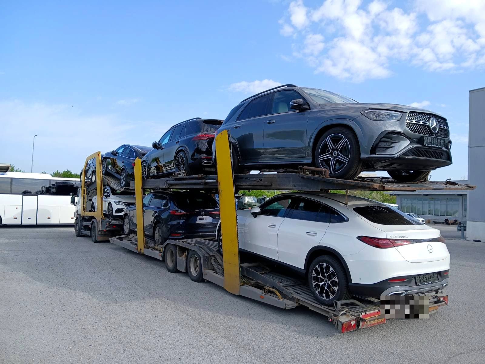 Автовоз с два реда автомобили